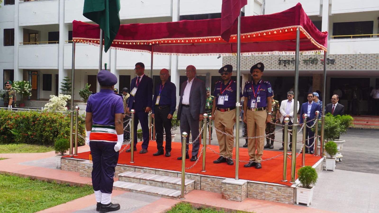 ঠাকুরগাঁওয়ে রাষ্ট্রপতিকে রংপুর রেঞ্জ পুলিশের গার্ড অব অনার